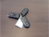 電子カードキーを携帯していれば、リクエストスイッチを押すだけでドアの施錠と解除が行えます。しかも盗難防止に役立つイモビライザー機能付きです。