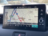 地図表示とオーディオなどの項目を画面から確認でき、目的地設定や音源の切り替えも見通しよく行えます。画面脇には音量調整などの操作部も備わり、使い方を把握しやすい構成です。