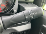 レバーには操作内容を示すマークが表示され、運転席から見て確認しやすい造りです。灯火類に関わる操作を手元で行え、日常の運転を便利にサポートします。