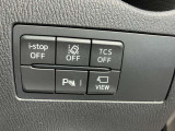 車線逸脱警報システムなどの安全装備も充実、障害物を知らせるコーナーセンサーや、360&deg;モニターへの切り替えスイッチがあります。
