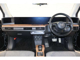 操作性に優れた運転席となります!小物入れや各ボタンの配置にこだわり、使いやすいです!座り心地もよく視認性も良好なのでロングドライブもお任せ下さい!