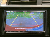 後方の映像を画面で確認でき、駐車時の周囲確認をサポートします。ガイド線も表示されるため、車庫入れや狭い場所での取り回しの目安として活用いただけます。