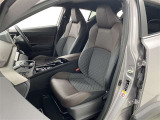 厚みがあって、座り心地のいいシート。運転席も助手席もリラックスしてゆったりと座れます♪