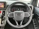 両手で握りやすい形状に、左右のスイッチ類をまとめたステアリングを装備。運転姿勢を保ちながら必要な操作に手を伸ばしやすく、メーターや周囲の確認を妨げにくい配置です。