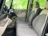 前席は明るい内装色と落ち着いたシートの組み合わせで、車内にまとまりを感じさせます。フロントガラスやサイドウインドウから周囲を見渡しやすく、運転席と助手席で快適に過ごせます。
