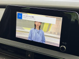 テレビ番組を画面で視聴できるため、停車中の待ち時間も過ごしやすくなります。画面に番組情報が表示され、見たい内容を確認しながら楽しめる装備です。
