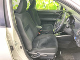 前席は座面と背もたれにゆとりを感じる形状で、運転席まわりまで見渡しやすい配置です。落ち着いた色合いのシートと足元の空間が広がり、毎日の移動でも乗員が過ごしやすい室内となっています。