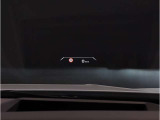 【ヘッドアップディスプレイ】現在の車速表示や目的地へのルート案内やメディア関連のリストを表示する事が可能です。視線移動を減らす事によりドライブに集中して頂けます。