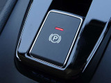 【電動パーキングブレーキスイッチ】オートホールドをONにすると、ブレーキを踏んで停車したときにペダルから足を離しても停車状態を維持!オートホールドをOFFにすることで手動解除のサイドブレーキに!