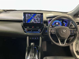 運転席周りのレイアウトをご覧ください。ナビゲーションが綺麗に装着されすっきり収まってますね!