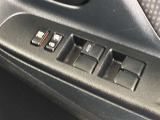 パワーウィンドウマスタースイッチです。車内の換気も運転席から簡単に行えます。