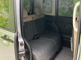 後席は座面と背もたれにゆったりとした広さがあり、落ち着いた色合いで車内にまとまりを感じます。窓からの光も入りやすく、ご家族や同乗者にもくつろいでいただける空間です。