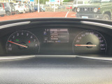 速度計や回転計に加え、中央の表示部で車両情報を確認できるメーターまわりです。必要な情報が運転席正面にまとまり、走行前や停車時にも見渡しやすい配置。日々の運転を支える装備です。