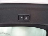両手がふさがるほどの荷物があるとき、とても便利なオートマチックテールゲートが装備されております。