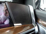 AKG社製の車載サラウンドサウンドシステム 音楽の都ウィーンで創業したプロフェッショナル用音響・録音システムメーカーが手掛けたこのシステムは、36個のスピーカーが奏でる立体音響を演出します。