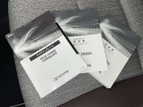 メンテナンスノート、取扱説明書です。 その車の整備記録が事細やかに記録されています。 車が生まれてから今までどのような道を歩んできたのか判るとても重要な物ですよ。