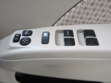運転席の窓操作部分です。スイッチでミラーや窓の開閉が電動で行えます。