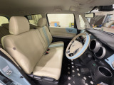 運転席は大きな座面と包み込むような背もたれが身体全体を支えます。上質なシートを採用し長時間の運転やコーナーの多い道も快適です。座ったときの頭上スペースも余裕たっぷりでロングドライブも楽チンです♪