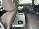 運転席・助手席シート背面にシートバックテーブル(買い物フック・ドリンクホルダー2個付き)を装備。