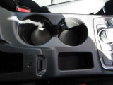 運転席・助手席どちらからも使いやすく、飲み物を手元に置きやすい位置にドリンクホルダーがございます。