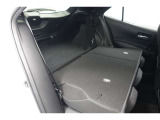 セカンドシートを倒した状態です。セカンドシートは独立可倒、荷物に合わせてラゲッジスペースをアレンジできます。