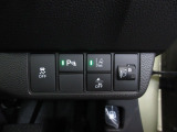 パーキングセンサーや横滑りを防ぐVSA等のスイッチ類は運転席の右側、手の届きやすい位置にあります。
