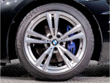 【BMWアロイホイル】軽量かつ強度に拘ったアロイホイル。走行性能ポテンシャルを引き出す設計。車の足元を引き締めてくれる大きなポイントはアロイホイルです。