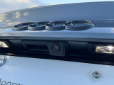●バックカメラ『駐車や後方の視界をサポートするための重要な機能です。多くのモデルに標準装備またはオプションとして搭載、リアバンパーに取り付けられたカメラが後方の映像を車内のディスプレイに表示します』
