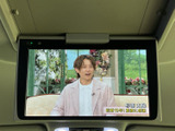 画面に映像を表示でき、車内で過ごす時間をより楽しく演出します。映像が見やすい大きさで、同乗者との移動時間にも活用しやすい装備です。日々のお出かけにも便利にお使いいただけます。