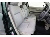運転席・助手席まわりです。ゆったりと座って頂けるシートで快適です。