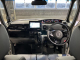 前席側から見渡すと、運転席まわりの各表示や操作部がまとまって配置されています。ナビ画面も目に入りやすく、乗車中に必要な情報を確認しやすい、見通しのよい車内です。