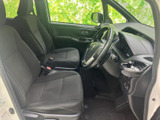 前席はゆったりした座面と背もたれで、運転席・助手席ともに落ち着いて過ごせる空間です。前方の視界も広く、周囲を確認しやすいレイアウトで、毎日の移動にも使いやすい印象です。