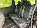 二人分のシートが並び、それぞれにヘッドレストとシートベルトを備えています。足元のスペースにもゆとりがあり、乗り降りのしやすさも感じられる配置。後席に座る方にもくつろいでいただけます。