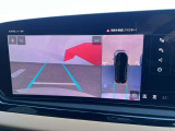 ●360度カメラ『車両の4つのカメラから得た映像を合成し、上空から眺めているような映像をモニターに映し出します。車両周辺の歩行者や障害物などの発見に役立ちます。』
