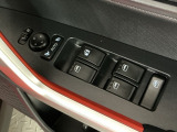 運転席のスイッチで全てのウィンドウの開閉操作を行うことができます。ロックボタンをONにしておくと、運転席以外のウィンドウは作動しないのでお子様を乗せているときなども安心ですね♪