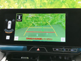 車両後方の映像にガイドラインが重なり、駐車時の位置確認をサポートします。周囲の状況を画面でも確かめられるため、車庫入れや駐車場での操作に役立ちます。