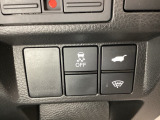 VSA装備車です。VSAはドライバーの操作と車の動きを見守っています。もし車の挙動が乱れたとき、4輪別々にブレーキをかけたり、エンジンパワーをしぼることによって車を安定させます。