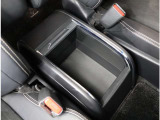 大型のコンソールボックスで荷物がたくさん入ります