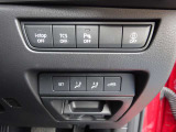 【2Wayドライビングポジションメモリー機能】お二人のシートパターンを記憶することができますので、運転時はボタン一つでシート調節できますね。