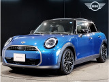MINIのフロントグリルのデザインはイギリスで生まれた当初から、シルバーのサイドバーが折り重なった伝統的なデザインで御座います。その伝統はBMWのお車になってからでも少しずつ形を変えて守られております