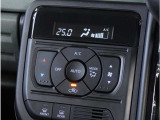 【オートエアコン】一度お好みの温度に設定すれば、車内の温度を検知し風量や温度を自動で調整。暑い&hellip;寒い&hellip;と何度もスイッチ操作をする必要はありません。快適な車内空間には必須の機能ですね。