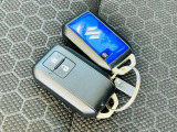 車のカギを鞄やポケットなどから取り出すことなく、ドアの施錠・開錠、エンジンの始動・停止が可能となっております。スペアキーも付属しています。