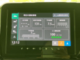 画面には運転に関する情報がまとまって表示され、必要な項目をひと目で確認しやすい構成です。ホーム画面から各種表示へ移りやすく、日々の運転中に情報を確認する際にも扱いやすい装備です。