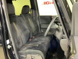 乗降がしやすい運転席。高さが調節できて小柄な方でも運転しやすいポジションをとることができます。