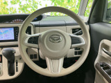 握りやすい形状で、運転中も自然な姿勢で前方を確認しやすい配置です。手元にはスイッチ類も備わり、視線を大きく外さずに車内装備を扱いたい方にも便利です。