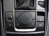 ブラインドタッチでナビや音量を操作できるコマンダーノブを設置。さらに停車状態を維持するオートブレーキホールド機能が毎日の運転疲れを軽減します。デザインと機能性が融合した操作部です。