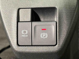 指先だけで簡単に操作が可能な電動パーキングブレーキを採用。「HOLD」スイッチを押すと、渋滞や信号待ちなどでブレーキペダルから足を離しても、ブレーキを保持するので安心です