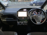 運転席から前方を見渡しやすいレイアウトで、メーターや画面も目に入りやすい位置に配置されています。運転席と助手席が並び、乗る方それぞれが落ち着いて過ごせる空間です。