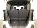 開口部も広く荷物の積み下ろしもしやすいお車となっております。シートの背もたれは5:5の割合で背もたれを可倒でき、前後のシートスライドもできるので荷室をひろげることができます。