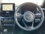 手元に複数のスイッチを備え、運転姿勢を大きく変えずに各種機能へアクセスしやすい構成です。メーターやナビと合わせて必要な情報を確認しながら運転できます。